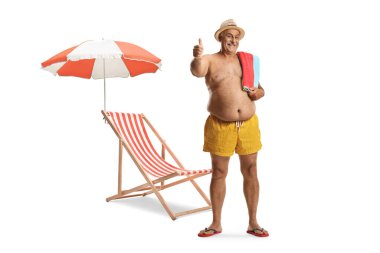 Plaj sandalyesi ve beyaz arka planda baş parmak gösteren bir erkek turist.