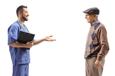 Genç bir tıp çalışanı, beyaz arka planda izole edilmiş yaşlı bir adamla sohbet ediyor.