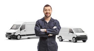 Beyaz arka planda izole edilmiş beyaz minibüslerin önünde poz veren tamirci