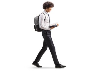 Üniversite öğrencisi beyaz arka planda kitap okuyor ve yalnız yürüyor.