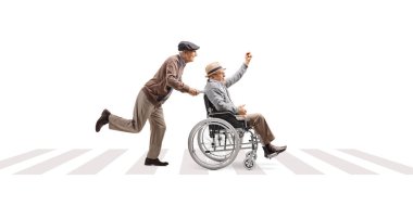 Beyaz arka planda izole edilmiş yaya geçidinde tekerlekli sandalye süren bir adam.
