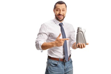 Motor yağı şişesi tutan ve beyaz arka planda izole edilmiş bir iş adamı.