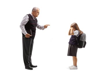 Katı bir öğretmenin beyaz arka planda izole edilmiş bir kızı azarlarken tam boy profil fotoğrafı.