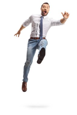 Korkak işadamı beyaz arka planda düşerken ve çığlık atarken