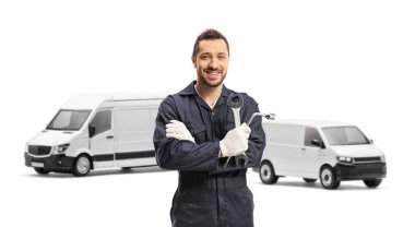 Minibüslerin önünde duran oto tamircisi beyaz arkaplanda izole edildi