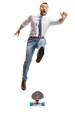 İş adamı kaykaydan düşüyor ve beyaz arka planda çığlıklar atıyor.