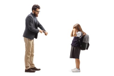 Babası kızını okula geç kaldığı için azarlıyor. Beyaz arka planda izole edilmiş.