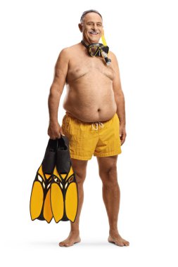 Yüzme şortlu olgun bir adam beyaz arka planda yüzme yüzgeçleri tutuyor.