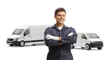 Minibüsler ve araba tamircileri lacivert üniformalı, beyaz arka planda çapraz kollarla poz veriyorlar.