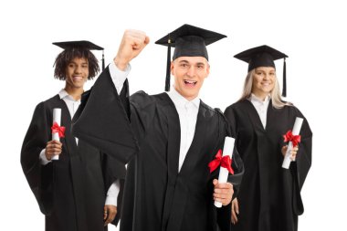 Beyaz arka planda izole edilmiş diplomalı bir grup öğrenci