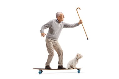 Bastonlu yaşlı bir adam beyaz arka planda izole edilmiş bir köpekle uzun tahta sürüyor.