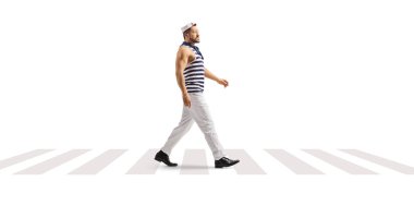 Yaya geçidinde yürüyen bir denizcinin beyaz arka planda izole edilmiş tam boy profil çekimi
