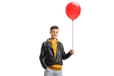 Beyaz arka planda izole edilmiş kırmızı bir balon tutan genç adam