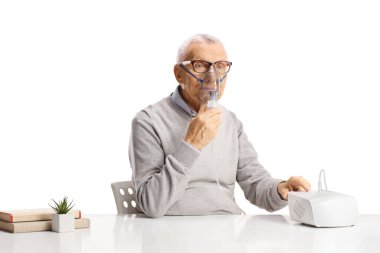 Üst düzey oturma ve beyaz arkaplanda izole edilmiş bir nebulizör kullanma