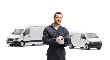 Beyaz arka planda izole edilmiş bir pano ile duran üniformalı bir minibüs sürücüsü