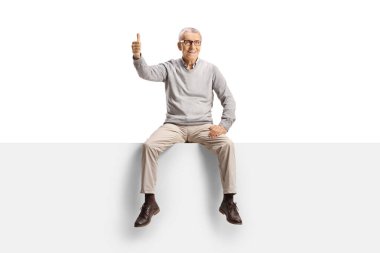 Boş bir panelde oturan ve beyaz arka planda izole edilmiş mutlu yaşlı adam.