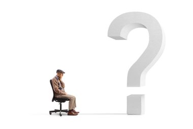 Beyaz arka planda izole edilmiş bir soru işaretinin önünde ofis sandalyesinde oturan yaşlı adam
