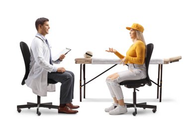 Doktor reçete yazıyor ve beyaz arka planda izole edilmiş genç bir kadın hastayla konuşuyor.