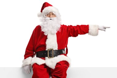 Noel Baba boş beyaz bir pankartta oturuyor ve beyaz arka planda izole edilmiş.