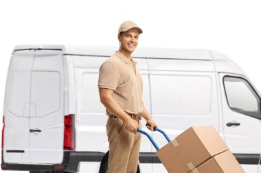 Kurye kutuları getiriyor ve beyaz arka planda izole edilmiş beyaz bir minibüsün önünde duruyor.