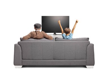 Beyaz arka planda izole bir şekilde televizyon ekranının önünde tezahürat yapan bir büyükbaba ve torunun arka plan çekimi.