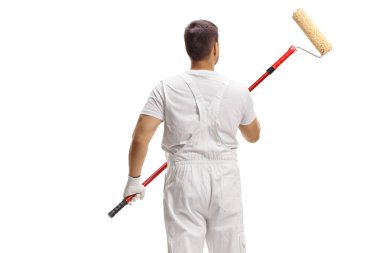 Beyaz arka planda izole edilmiş boya silindiri kullanan bir boyacının arka plan görüntüsü.