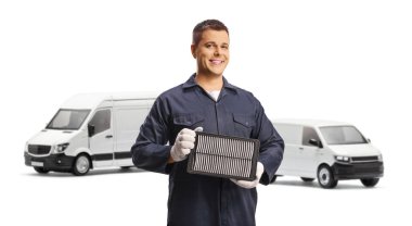 Beyaz arkaplanda izole edilmiş bir minibüs için hava filtresi tutan oto tamircisi