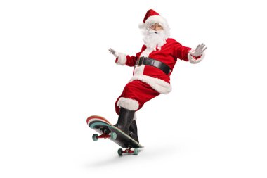 Beyaz arka planda izole edilmiş kaykay süren Noel Baba. 