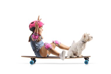 Köpeğiyle kaykayın üstünde oturan ve beyaz arka planda tek başına gezen bir kız.