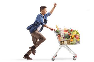 Mutluluğu simgeleyen ve beyaz arka planda izole edilmiş alışveriş arabasıyla koşan adam.