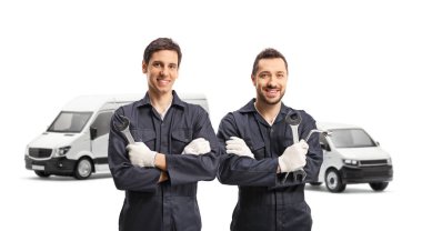 Minibüsleri olan iki erkek işçi beyaz arka planda izole edilmiş araçlar taşıyor.