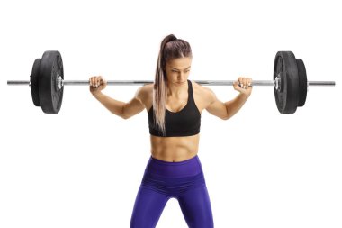 Ağırlık kaldıran kadın vücut geliştirici beyaz arka planda izole edildi