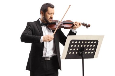 Kemancı, beyaz arka planda izole edilmiş bir müzik tezgahının önünde keman çalıyor. 