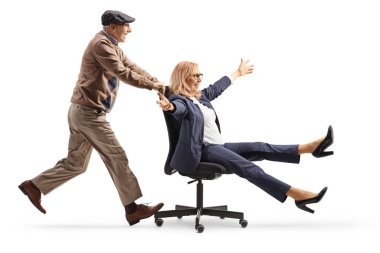 Beyaz arka planda izole bir şekilde ofis koltuğunda oturan bir iş kadınını iten yaşlı adam.