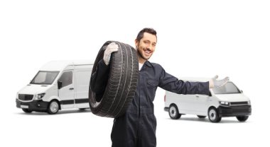 Minibüs jestli oto tamircisi beyaz arka planda izole edilmiş.
