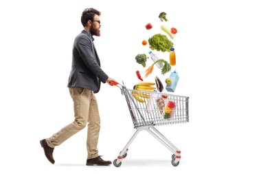 Sakallı bir adamın alışveriş arabasını iterken çekilen uzun bir profil resmi.