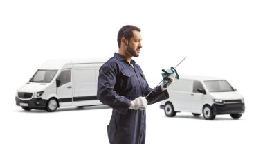 Otomatik tamirci beyaz arkaplanda izole edilmiş motor yağı kontrolü için bir dipstick temizliyor