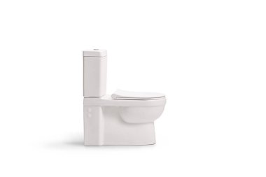 Beyaz arka planda izole edilmiş bir tankla beyaz seramik klozetin stüdyo çekimi.