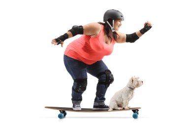 Artı, beyaz arka planda izole edilmiş bir köpeği olan uzun tahtalı genç bir kadın.