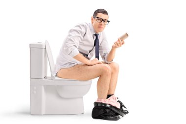 Genç adam tuvalet kağıdından çıkmış, banyoda acil durum, beyaz arka planda izole edilmiş.