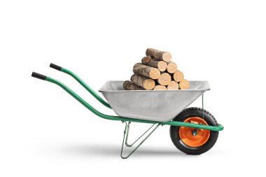 Beyaz arka planda izole edilmiş odun yığını olan metal bir el arabasının stüdyo çekimi.