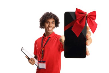 Beyaz arka planda izole edilmiş yeni bir akıllı telefon tutan Afrikalı Amerikalı dükkan asistanı. 