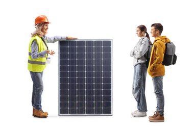 Öğrencilerle konuşan ve beyaz arka planda izole edilmiş güneş panelini açıklayan kadın mühendis.