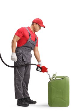 Benzin bidonunu beyaz arka planda izole edilmiş benzinle dolduran benzin istasyonu çalışanı.