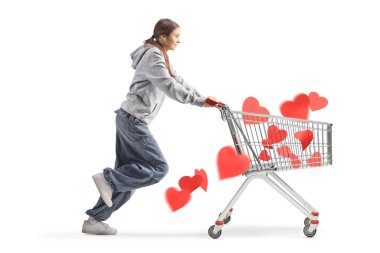 Beyaz arka planda izole edilmiş kırmızı kalplerle dolu alışveriş arabasıyla koşan genç kız.