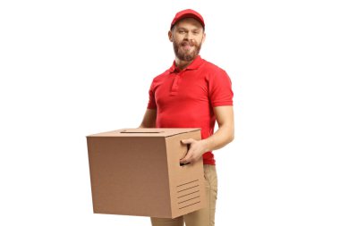 Teslimatçı, beyaz arka planda izole edilmiş karton bir kutu taşıyor. 