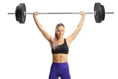 Beyaz arka planda duran ve ağırlık kaldıran kadın vücut geliştirici