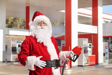 Noel Baba benzin istasyonunda yakıt enjeksiyonu başlığı tutuyor.