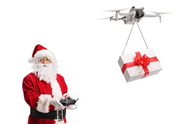 Noel Baba beyaz arka planda izole edilmiş bir hediyeyle İHA uçuruyor.