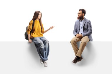 Panelde oturan ve beyaz arka planda izole edilmiş sakallı bir adamla konuşan genç bir kız.